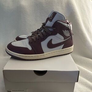 Nike Air Jordan 1 Mid - Purple and light grey